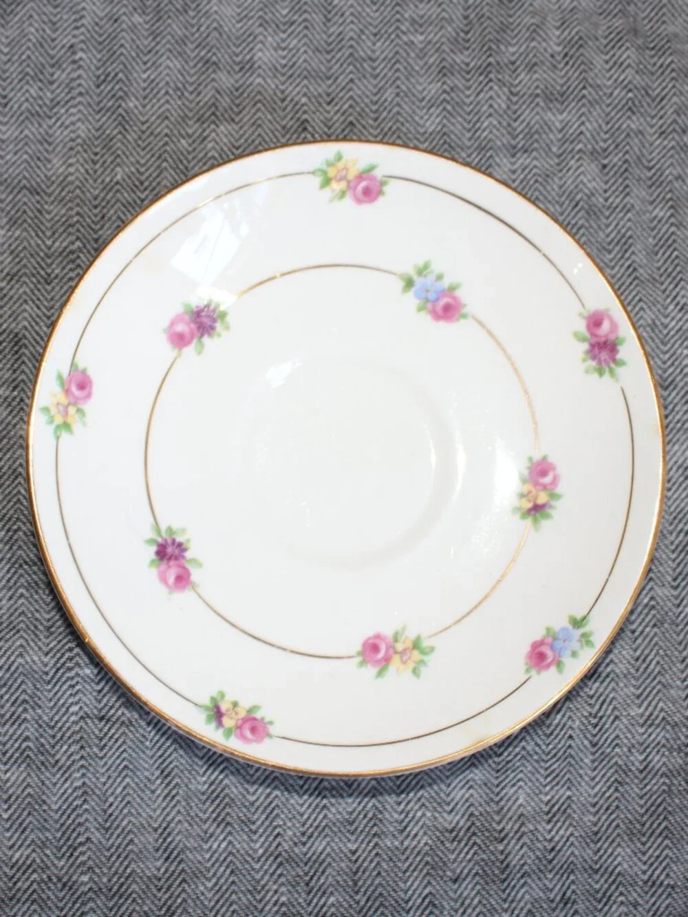 Vintage/40's Colclough Bone China 'Petite Flowers' Teacup & Saucer w/ Gold Rims